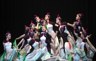 大團小團拉手譜寫青春樂章,16所高校4萬余名學(xué)生文藝行